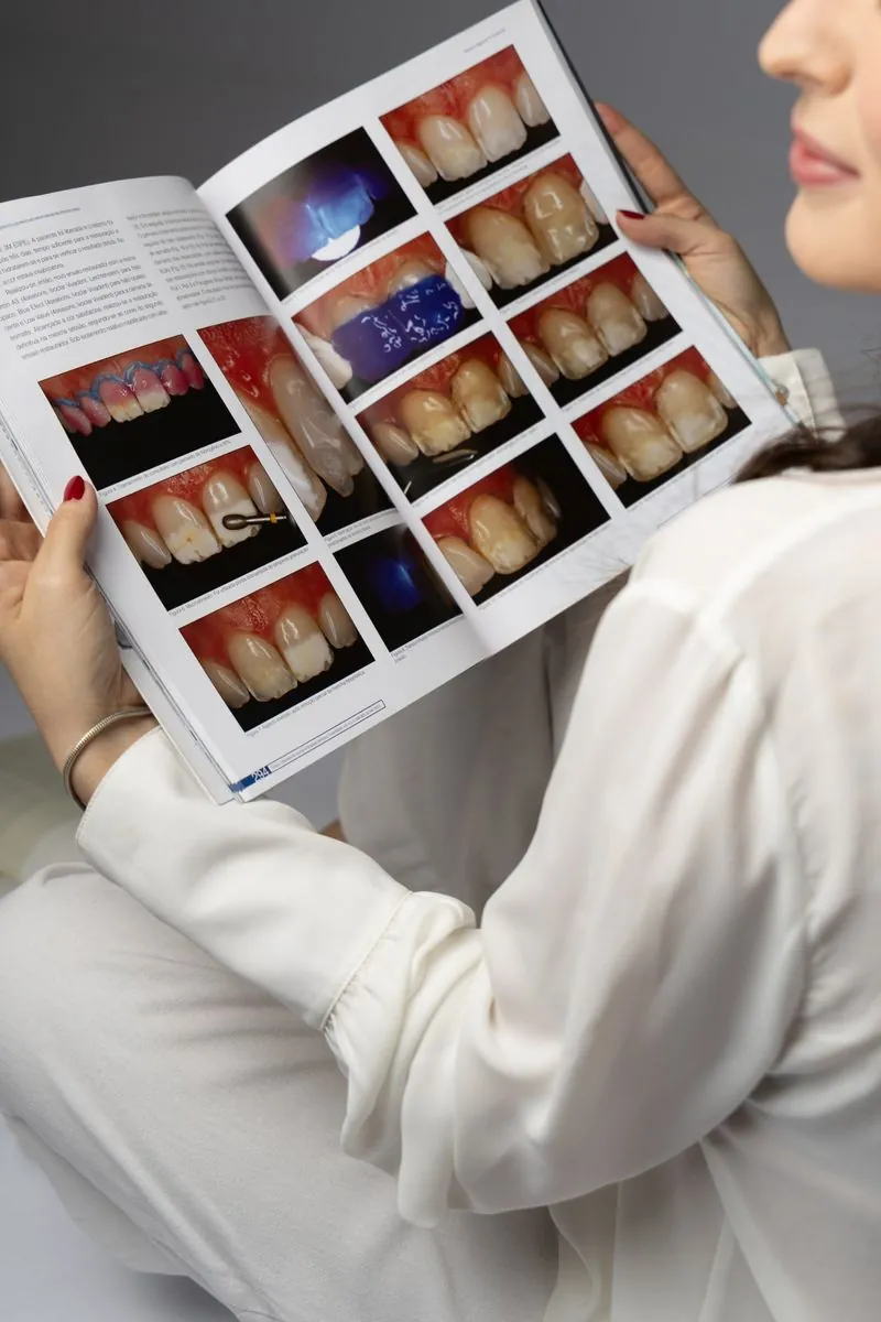Dra. Mariana Pinotti estudando uma revista científica de odontologia